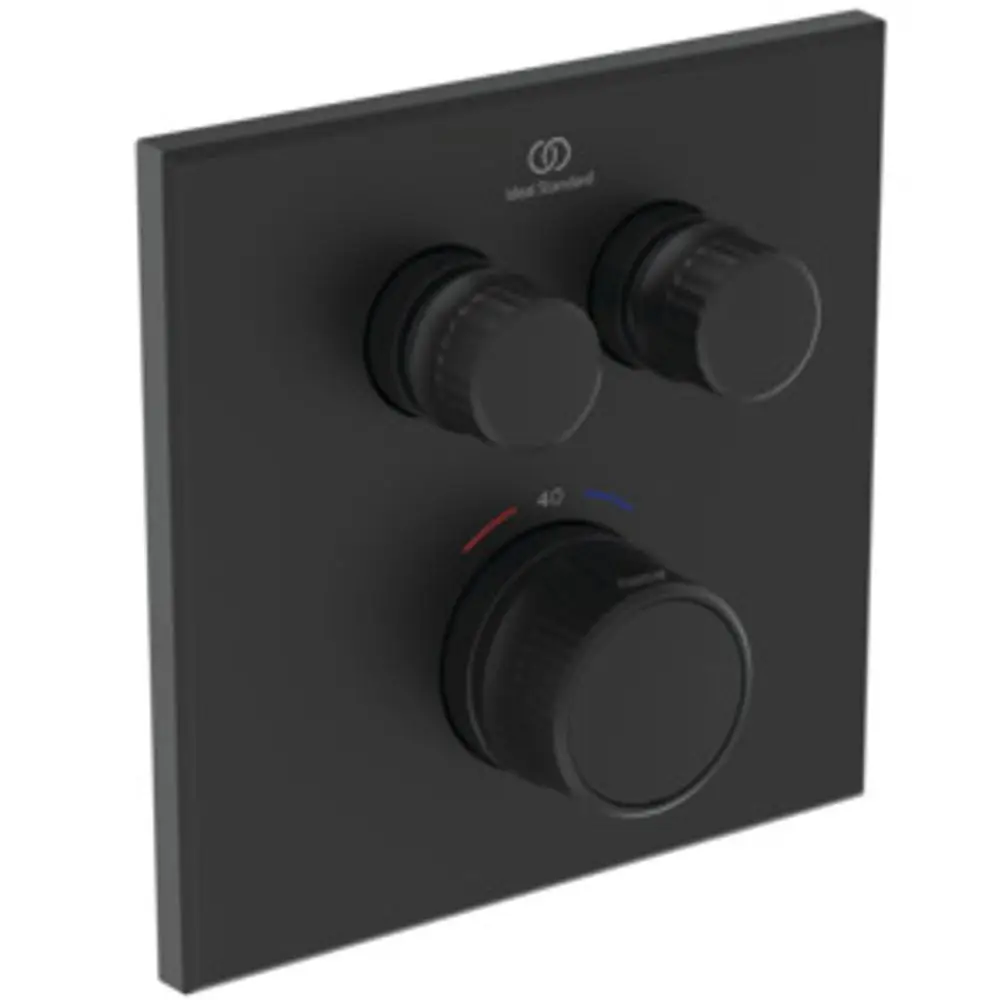 Thermostat von Ideal Standard in Schwarz mit drei Regelknöpfen, darunter eine Temperaturskala in Rot und Blau. Gehäuse mit quadratischer Form.